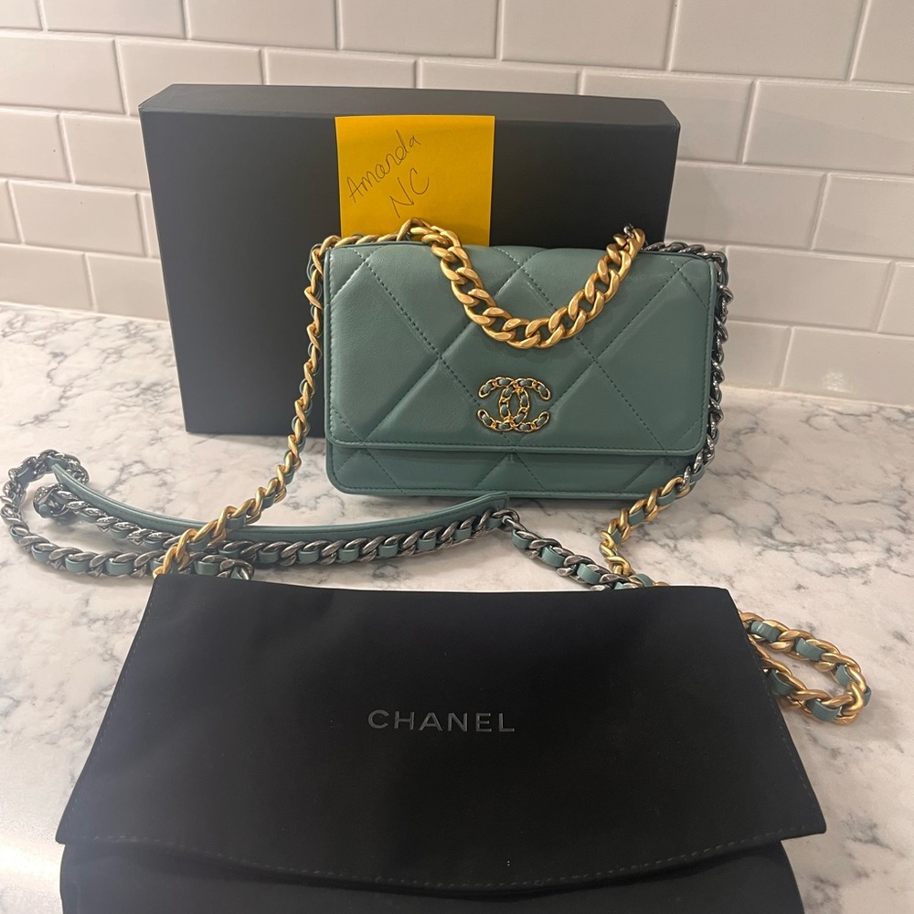 Chanel 19 WOC